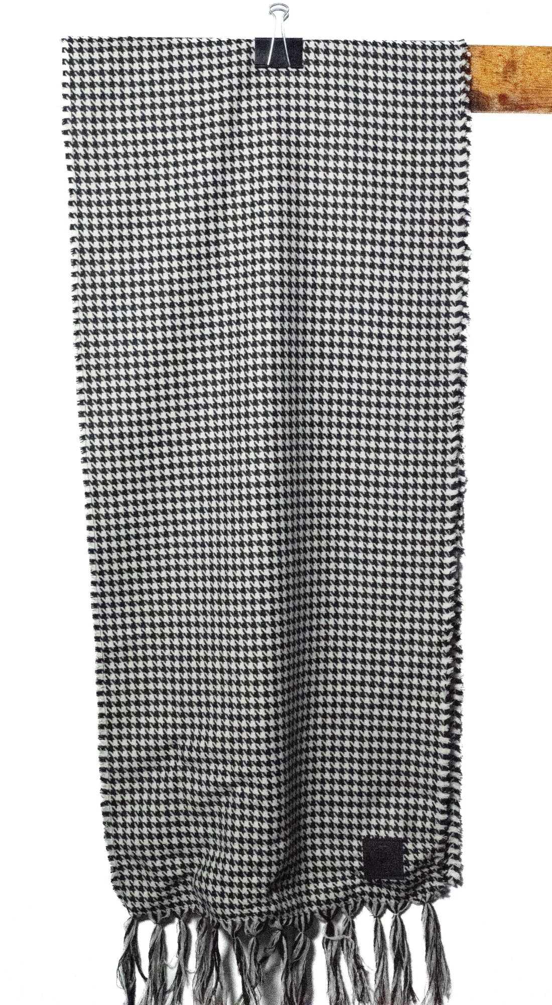 Houndstooth patterned scarf with fringes
