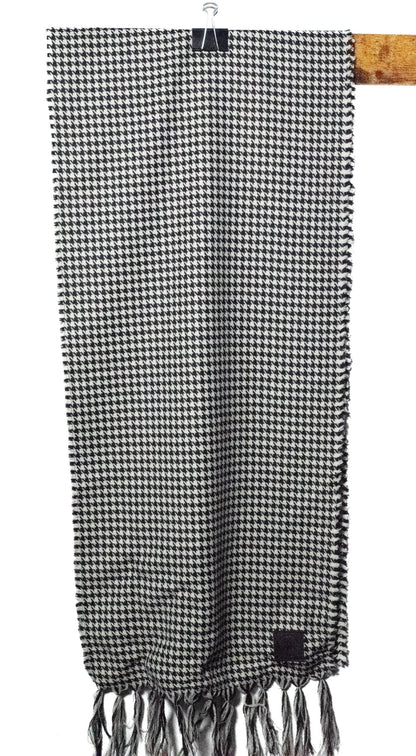 Houndstooth patterned scarf with fringes